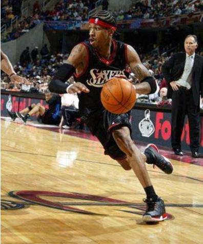 马克西半场22分3助攻带队领先，巴洛奇兵高效16分（马克西半场轰22分3助攻率队占优，巴洛替补高效贡献16分）