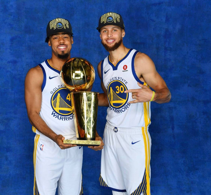 曼联球探部门两轮裁员至80人，调整人才发掘策略（曼联两轮精简球探团队至80人，重塑人才发掘策略）