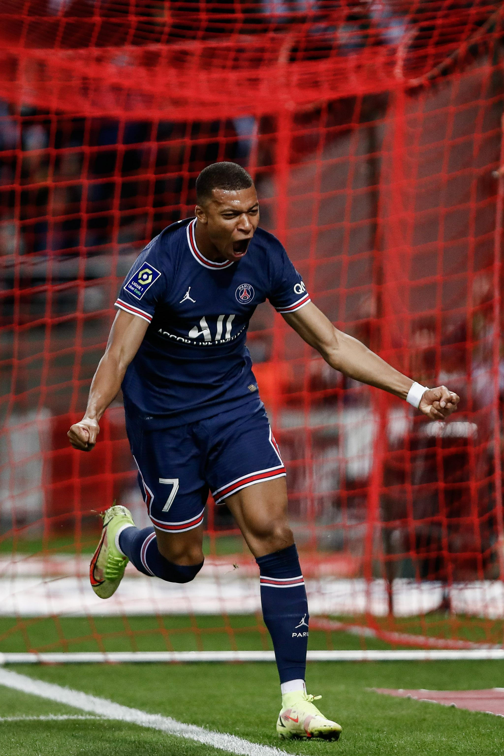 篮球CBA赛场出现精彩扣篮（CBA赛场上演精彩扣篮）