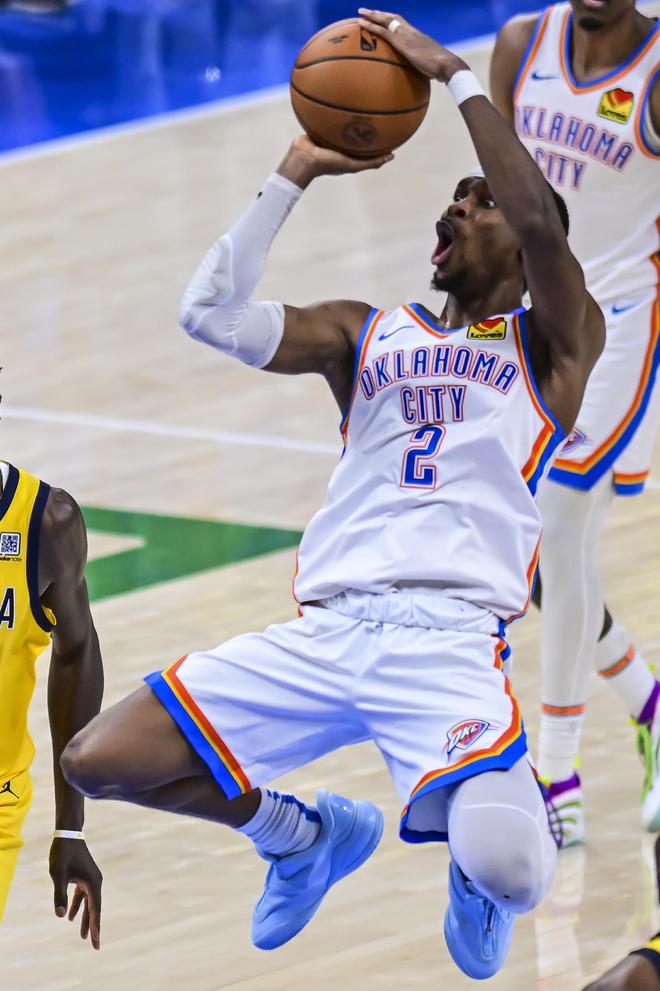 欧文突破制造罚球机会（欧文强突造犯规获罚球）