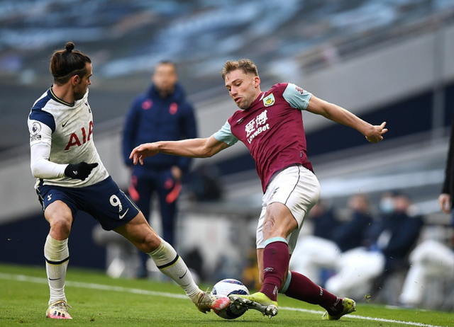 从手足无措到游刃有余，齐达内在公园学着踢毽子（齐达内在公园练踢毽子，从生疏到娴熟）