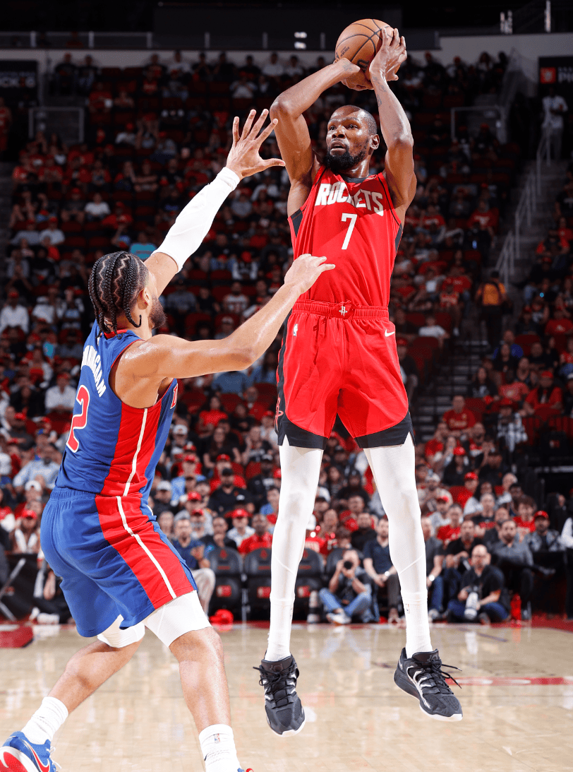 苦涩失利，雷霆圣诞大战负马刺后主场金身告破，此前14战全胜（圣诞大战不敌马刺，雷霆主场不败告破，前14场全胜纪录终结）