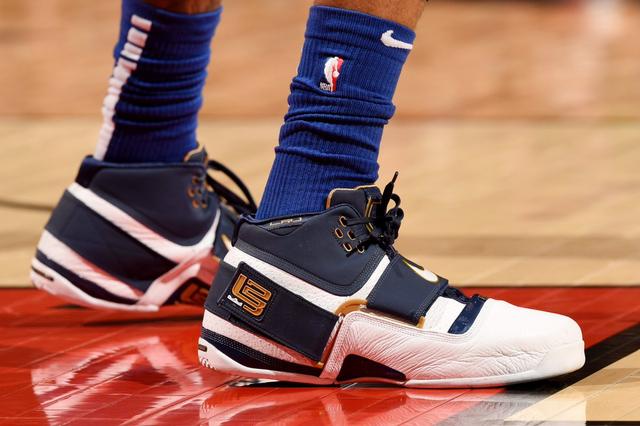 跟队：邓弗里斯脚踝疼痛未消除，可能告别2025年剩余比赛（队记：邓弗里斯脚踝伤未愈，或无缘2025年剩余赛程）