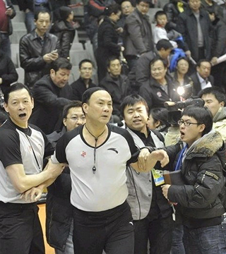 官方：狼堡买断里昂右后卫库姆贝迪，签约至2029年（沃尔夫斯堡官宣从里昂买断右后卫库姆贝迪，合同至2029年）