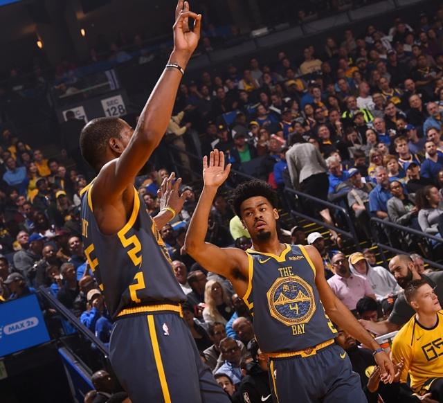 舍什科膝伤预期还要休战一个月！曼联锋线面临严峻考验（舍什科膝伤预计再缺阵一个月，曼联锋线承受严峻考验）