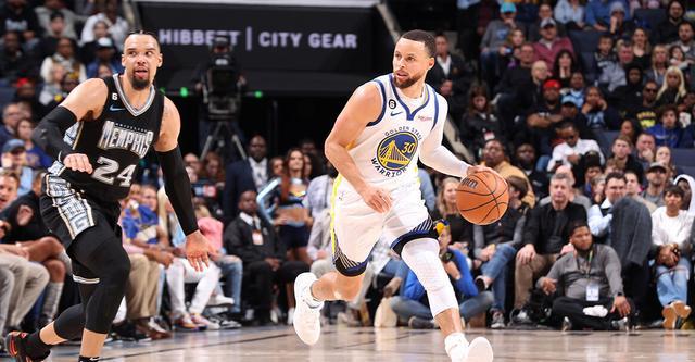 防守形同虚设！阿门一步过掉艾顿上篮 随后底线接球直接炸扣（防线形同摆设！阿门一步过艾顿上篮，底线接球再轰暴扣）