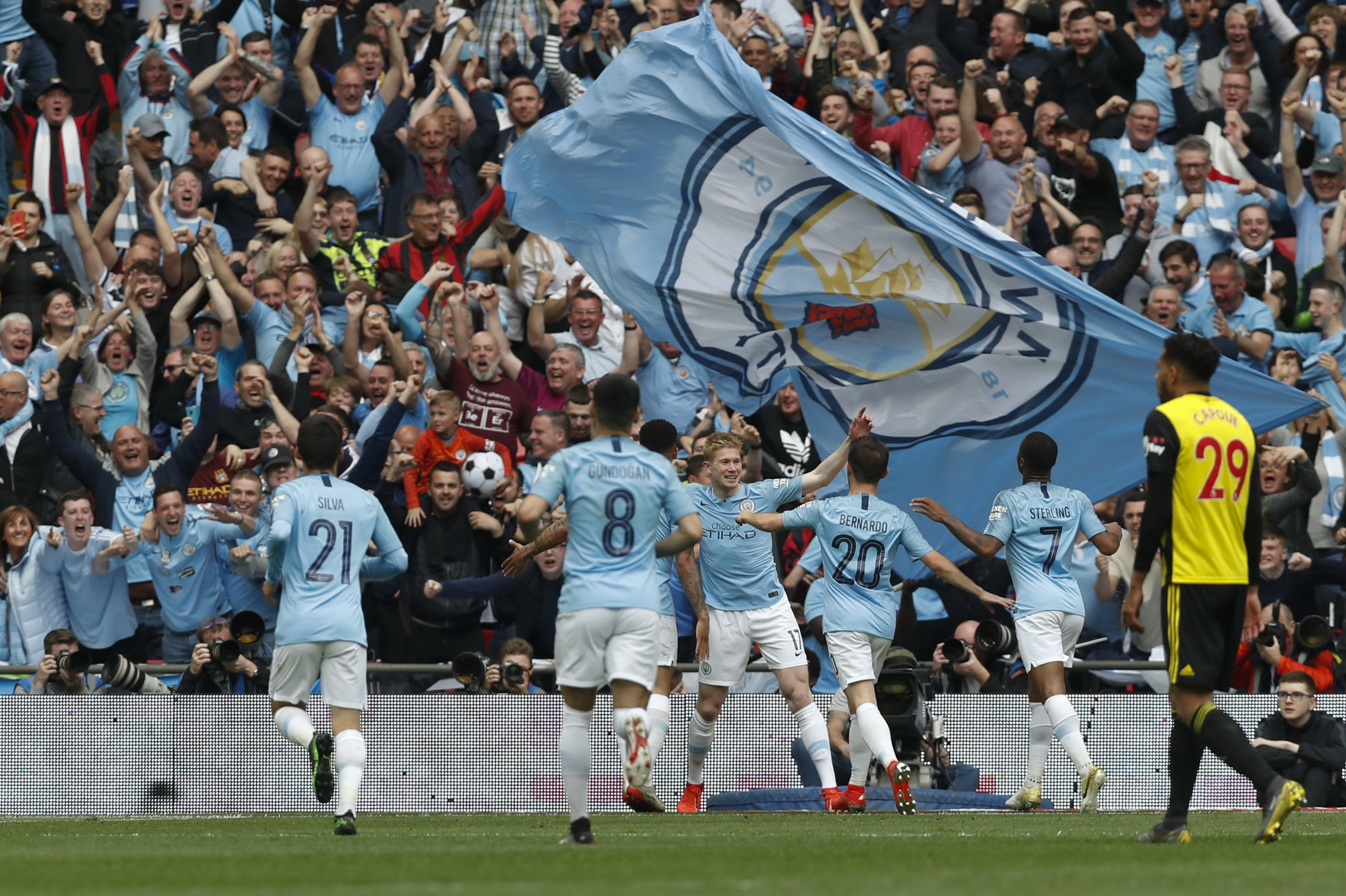 克里斯梅开二度完成逆转！（克里斯双响助队逆转！）