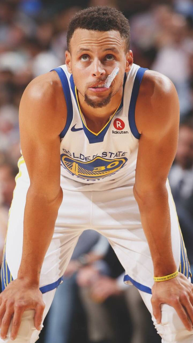 梅西出席梅西杯开幕活动，并与现场小球员们互动（梅西亮相梅西杯开幕式，与现场小球员亲切互动）