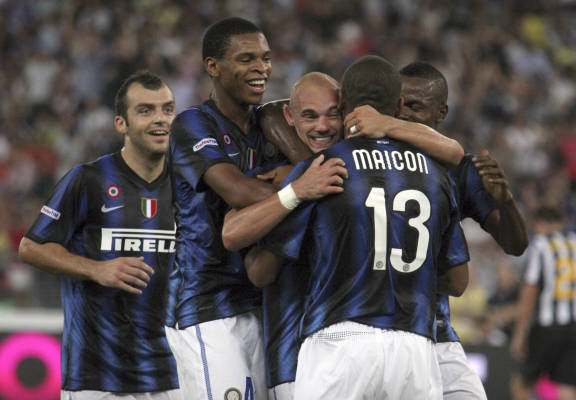 鞋底蹬踏跟腱位！西蒙斯致歉：范戴克是我的队长，我不会故意伤害他或任何人（鞋钉误踩跟腱引争议，西蒙斯道歉：范戴克是我队长，我绝无伤人之意）