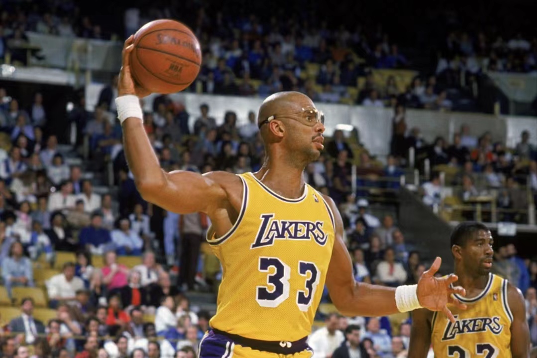 足球国足U21集训营启动，未来之星云集（国足U21集训营开营，青年才俊齐聚）