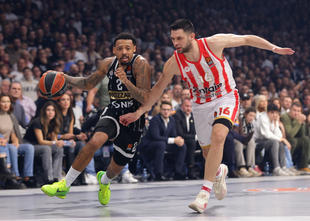 剑剑诛心！小哈达威连中三记三分球打停爵士 分差26分（小哈达威三连击飙中三分逼停爵士，分差扩大至26分）